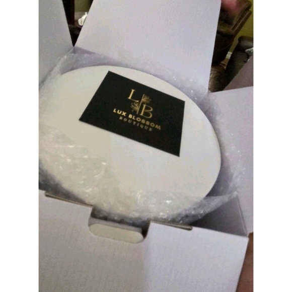 17 Forever Roses in a Box - Luxury Red & Gold Forever Flowers, Gold Roses - Picture 9 of 10